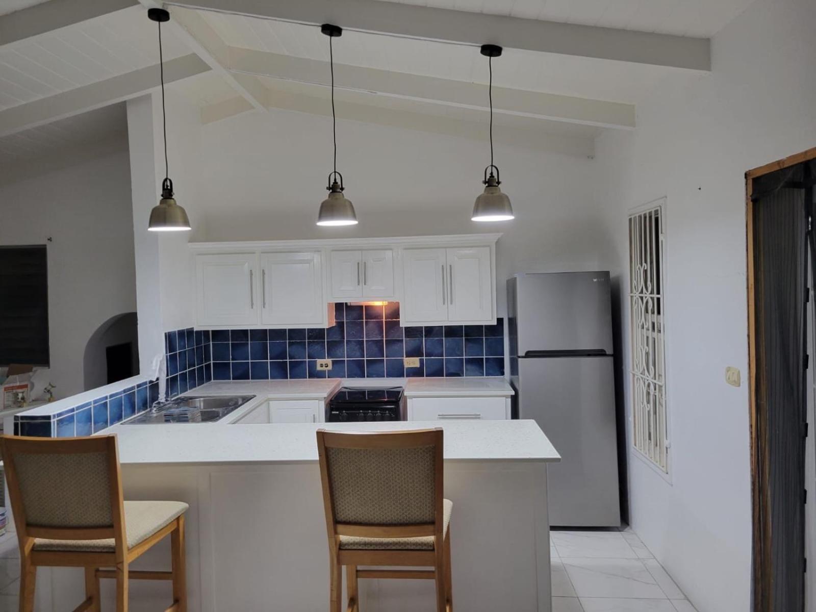 Attractive 2-Bed Apartment Stunning Sea View Дикенсон-Бей Экстерьер фото